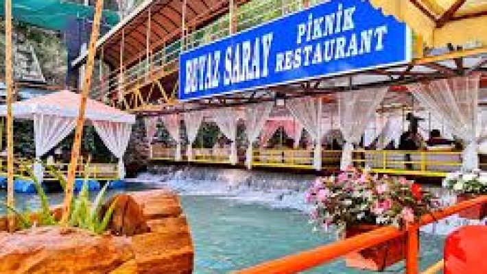 Alanya Dim Çayı restaurant da su üstü platformda serpme kahvaltı yapan insanlar, doğal manzara eşliğinde restoran keyfi.