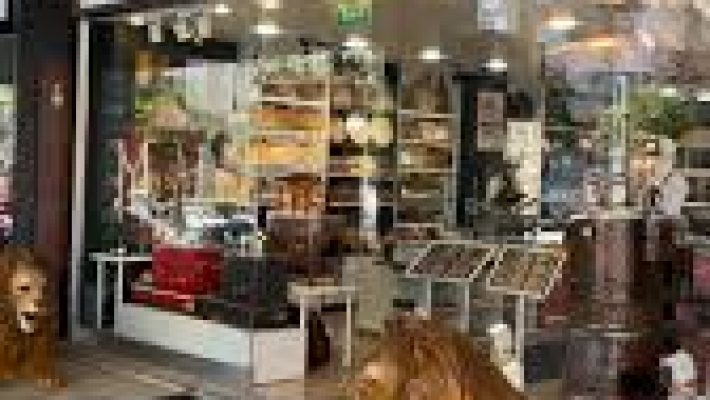 Alanya’daki Zümrüt Pastanesi’nin vitrininde sergilenen taze yaş pastalar, tatlılar ve poğaçalar