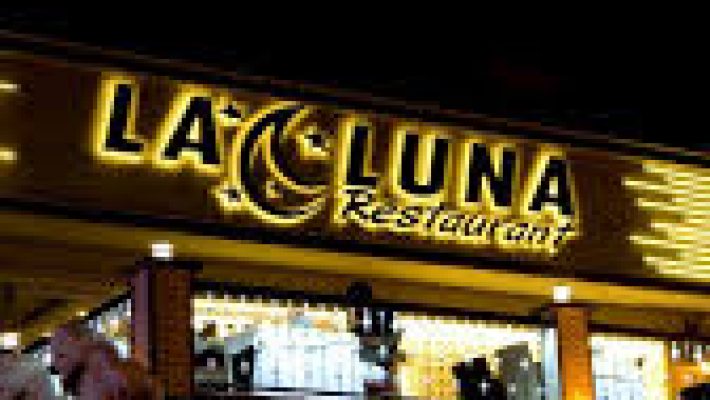 Alanya’da gün batımında deniz manzaralı La Luna Restaurant Cafe Bar’ın romantik açık hava masaları ve zarif dekorasyonu