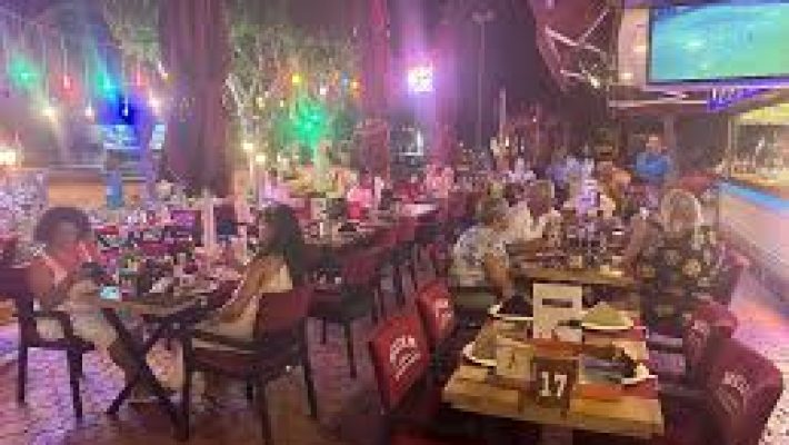 The Motto Lounge Alanya’nın şık dekorasyonlu terasında gün batımı eşliğinde sunulan kokteyller ve modern lounge oturma alanı