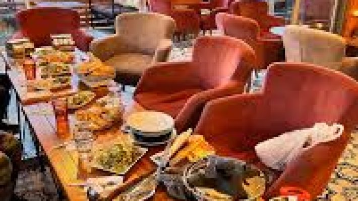 Alanya’da deniz manzaralı konumuyla öne çıkan The Light House Nargile Cafe’nin dış mekân oturma alanı ve nargile sunumu