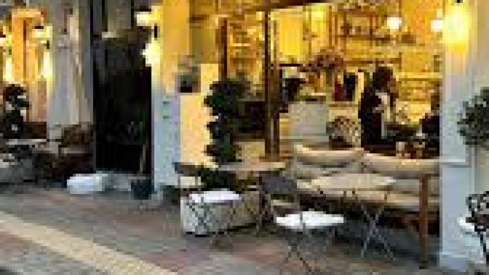 Alanya’da hizmet veren Anna Piccini mağazasının dış cephesi ve şık vitrin tasarımı