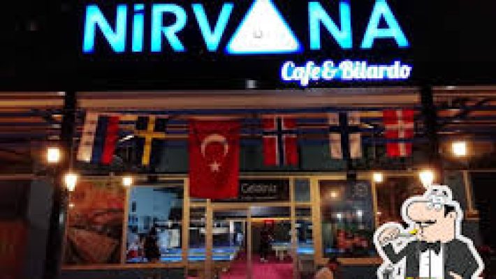 Alanya'da deniz manzaralı terasıyla ünlü Nirvana Restaurant & Bar'da akşam yemeği keyfi.