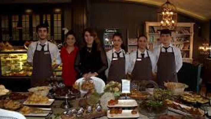 Alanya’da hizmet veren Nerdek Cafe’nin dış cephesi ve modern tasarımlı açık oturma alanı
