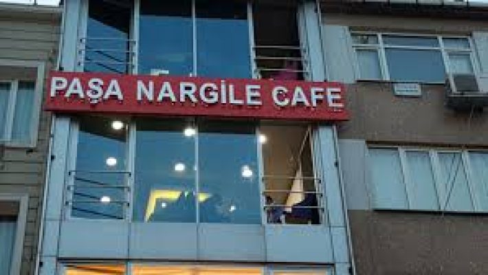 Paşa Nargile Kafe’nin otantik dekorasyonlu açık alanı ve aromalı nargile sunum masası