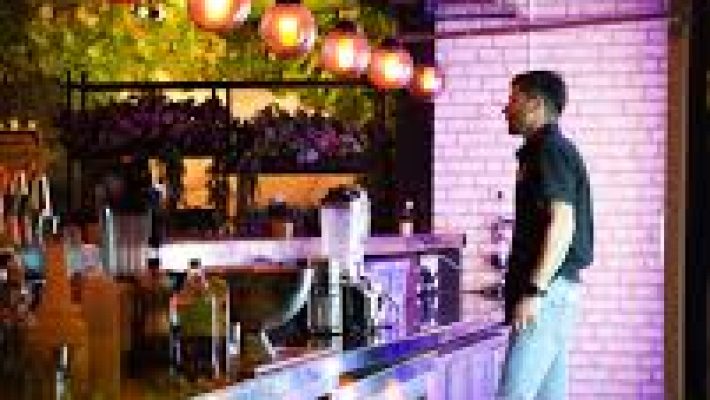 Alanya’da deniz manzaralı, modern ve huzurlu konseptiyle dikkat çeken Café Bar Relax’ın dış mekân oturma alanı ve renkli içecek sunumları.