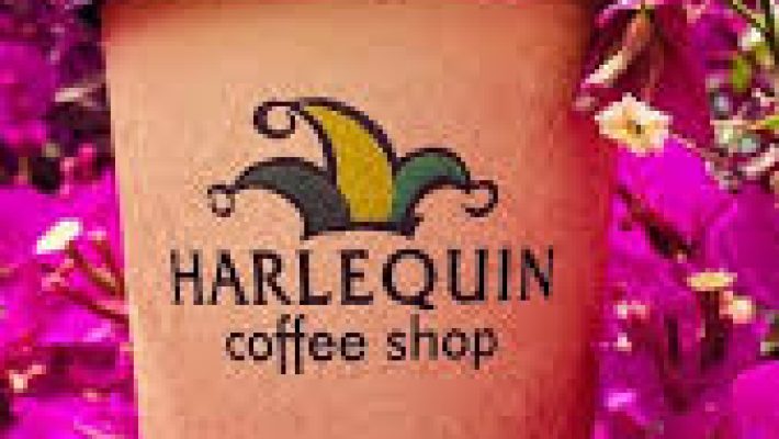 Harlequin Coffee Shop Alanya’da şık dekorasyonuyla sıcak kahve servisi yapılan butik kafe iç mekânı