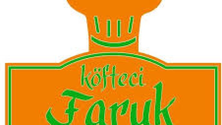 Köfteci Faruk Usta Alanya’da ızgarada pişmiş köfte tabağı; yanında pilav, közlenmiş biber, domates ve ayran eşliğinde geleneksel Türk mutfağı sunumu