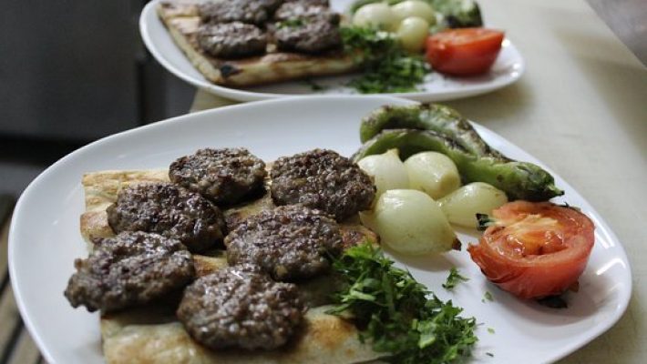 Köle Köfte Alanya’da ızgarada pişmiş köfte tabağı; yanında pilav, közlenmiş domates-biber, turşu ve ayranla servis edilen geleneksel Türk mutfağı sunumu