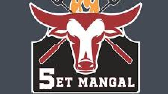 5 Et Mangal Alanya’da köz ateşinde hazırlanan et çeşitleriyle donatılmış geleneksel mangal sunumu ve açık hava oturma alanı