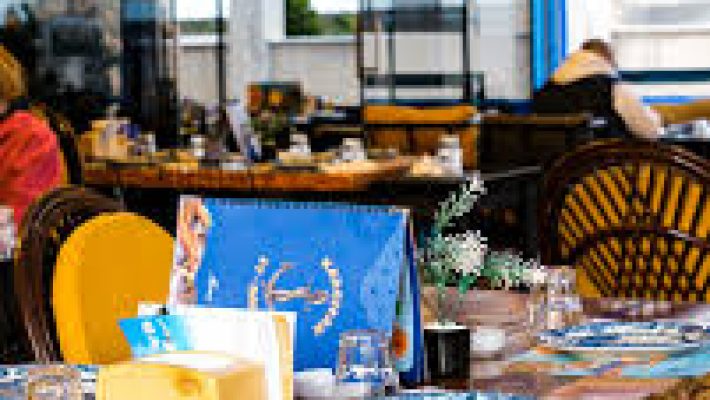 Esentepe Et Tavuk Balık Restoran Alanya’da açık havada servis edilen ızgara et ve balık tabakları