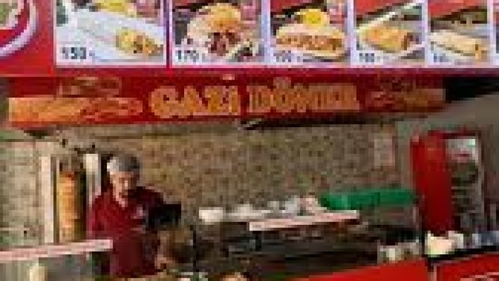 Alanya Gazi Döner’de servis edilen bol malzemeli et döner tabağı ve ayran