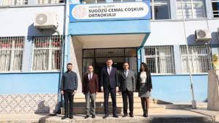 Sugözü Cemal Coşkun Ortaokulu binası, modern eğitim imkanları ve öğrenci merkezli öğrenme ortamıyla dikkat çeken okul.