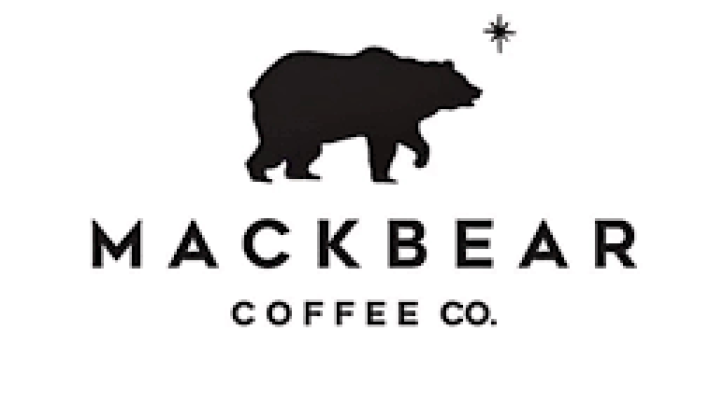 Mackbear Coffee Alanya’nın modern tasarımlı iç mekânında servis edilen özel demleme kahve ve tatlı sunumu