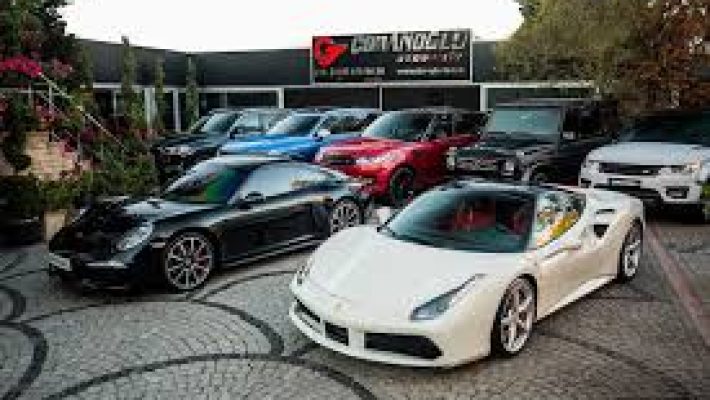 “Çobanoğlu Otomotiv araç satış showroomu, farklı marka ve modellerde otomobillerin sergilendiği modern iç mekân görüntüsü.”