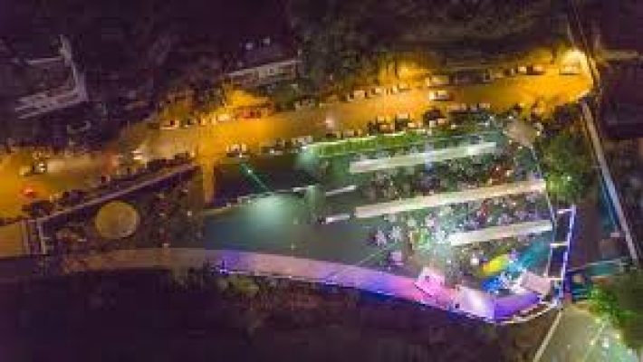 Blue Garden Park Restaurant Alanya’da yemyeşil ağaçlar arasında kurulmuş bir masa; masa üzerinde serpme kahvaltı çeşitleri, taze portakal suyu ve doğal ortam yer almakta.