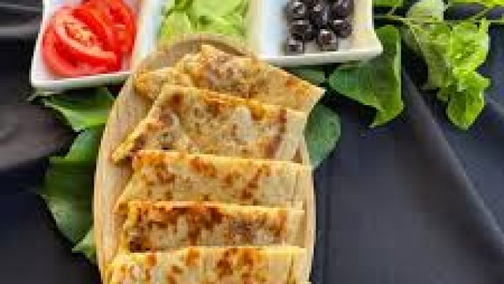 Alanya’daki Demet Cafe Kahvaltı ve Gözleme’nin doğal bahçe ortamı ve el açması gözleme sunumu