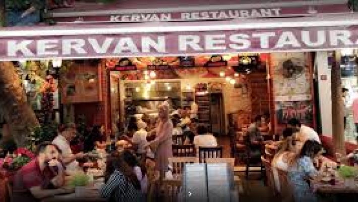 Kervan Restaurant Cafe & Bar Alanya’nın deniz manzaralı terasında servis edilen uluslararası lezzetler ve şık masa düzeni