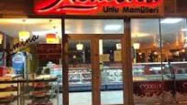 Almina Pastanesi’nin vitrini, rengarenk yaş pastalar, taze kurabiyeler ve el yapımı tatlılarla dolu şekilde gün ışığında görüntülenmiş