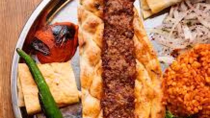 Kebapçı Alanya’da közde pişmiş kebap ve mezelerle hazırlanmış zengin sofradan bir görüntü