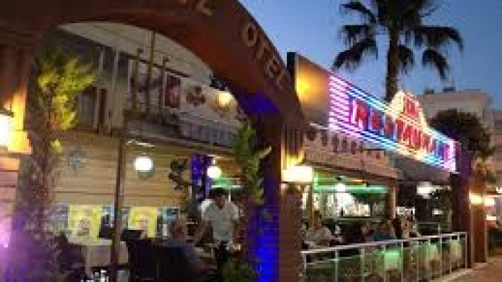 Semiz Hotel & Restaurant Alanya’nın havuz kenarı terasa bakan dış cephe görünümü, açık hava restoran ve bar alanı.