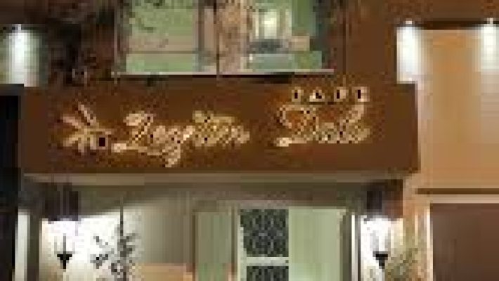 Cafe Zeytin Dalı Alanya’da zeytin ağaçları altında kurulu masa üzerinde sunulan kahvaltı tabağı; peynir çeşitleri, zeytin, domates, salatalık, bal, tereyağı ve çay ile doğal kahvaltı sunumu