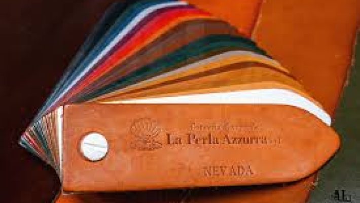 Perla Leather & Fur mağazasında lüks deri ve kürk ceketler ile aksesuarlar sergileniyor.