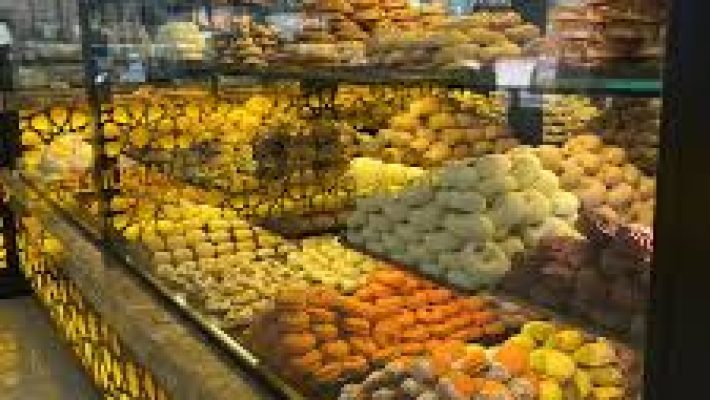 Alanya Avsallar’da yer alan Avsallar Fırın & Kafe’nin ön cephesi ve açık oturma alanı