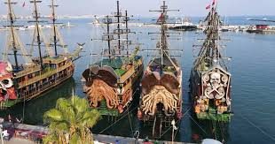 Alanya Korsan Tekne Turu 2026 sezonunda denizde ilerleyen korsan temalı tur teknesi