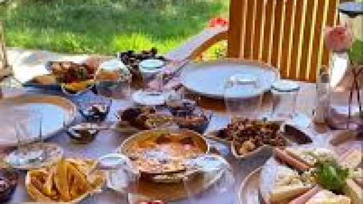 Datça Ev Yemekleri Gazipaşa Alanya’da tencerede pişmiş zeytinyağlı yaprak sarma, kuru fasulye ve pilav sunumu