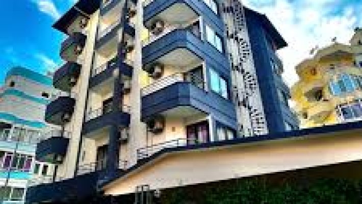 Alanya şehir merkezinde yer alan Best Alanya Otel’in modern dış cephesi ve balkonlu odaları