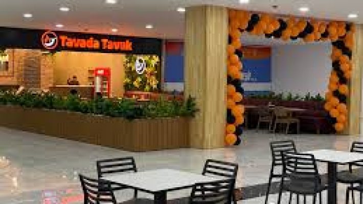 Gazipaşa Tavada Tavuk restoranında sıcak servis edilen çıtır tavuk menüsü. alanya