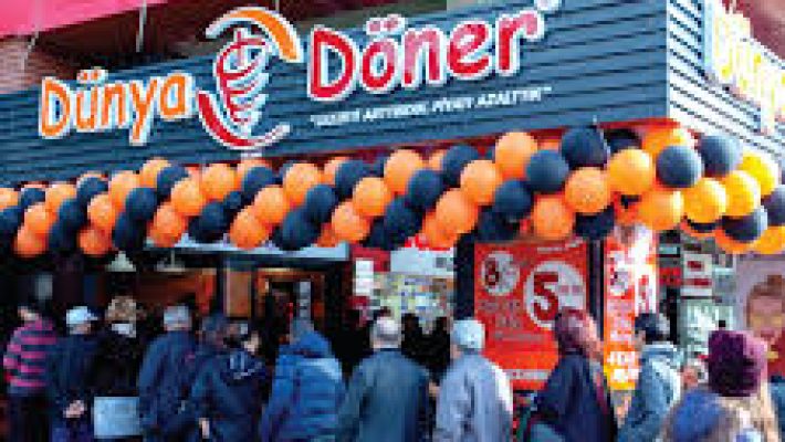Gazipaşa’da DÜNYA DÖNER restoranında servis edilen bol malzemeli et döner dürüm. Alanya