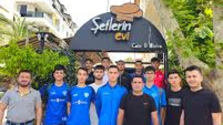 Şeflerin Evi Gazipaşa Pastanesi'nde sergilenen taze yaş pasta ve unlu mamuller vitrini Alanya