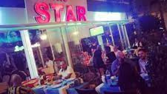 Star Çorba Izgara Alanya’nın iç mekânında, rahat ve şık sandalyelerle donatılmış bir oturma alanı; masalar ve yemek servisine hazır bir ortam.