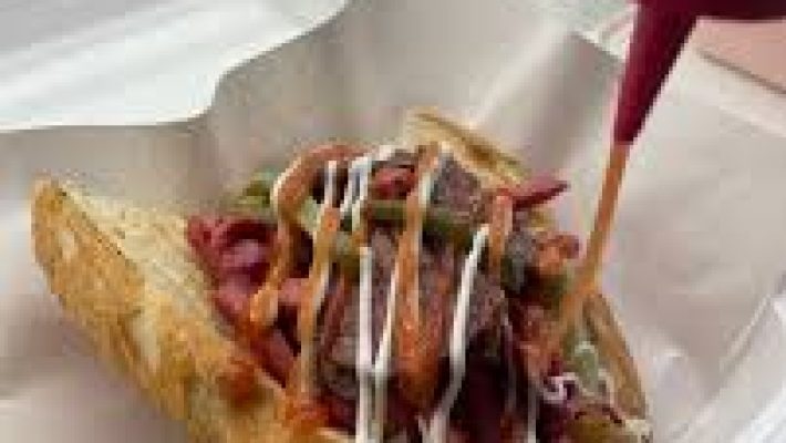 Alanya’da 7/24 Fast Food işletmesinin gece saatlerinde açık olan şubesi ve servis edilen hamburger menüsü