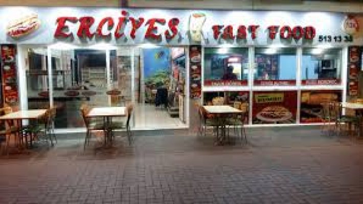 Erciyes Fastfood Alanya’da közde pişmiş kokoreç ve kumru sandviç sunumu