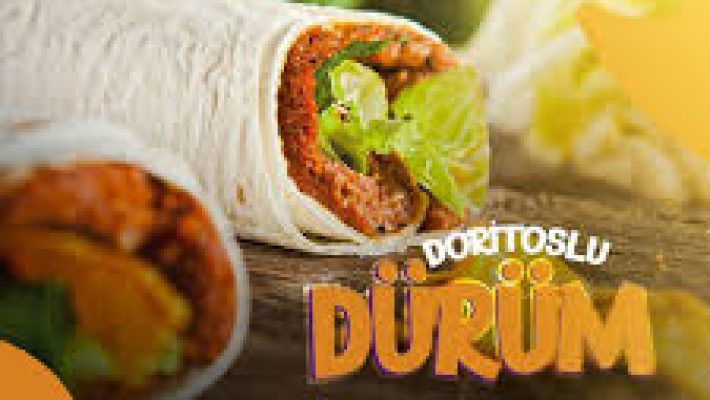 LAGASH Etsiz Çiğköfte Alanya şubesi önünde sunum yapılan geleneksel çiğköfte tabağı