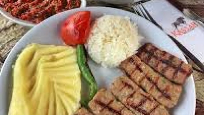 Cız Bız Köfte Alanya’da tabakta sunulan ızgara köfte, pilav ve közlenmiş biber eşliğinde servis