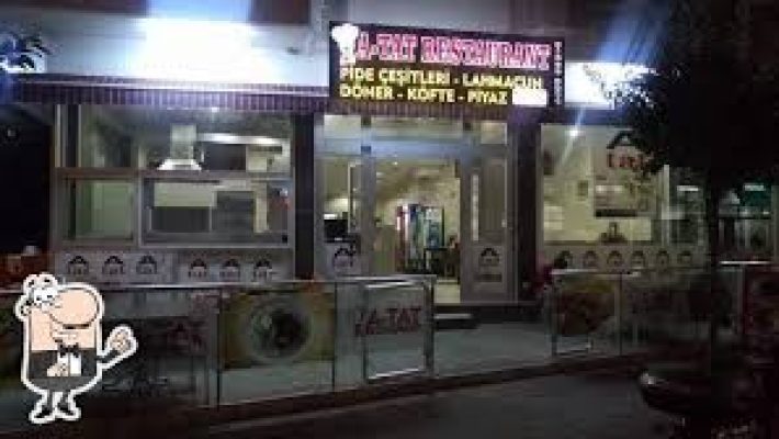 Naula Lounge & Beach Alanya’nın sahil manzaralı oturma alanı ve deniz kenarında servis edilen kokteyller