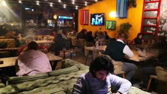 Geyik Cafe & Bistro Alanya'nın modern tasarımlı bahçesinde servis edilen kahve ve tatlı tabağı.