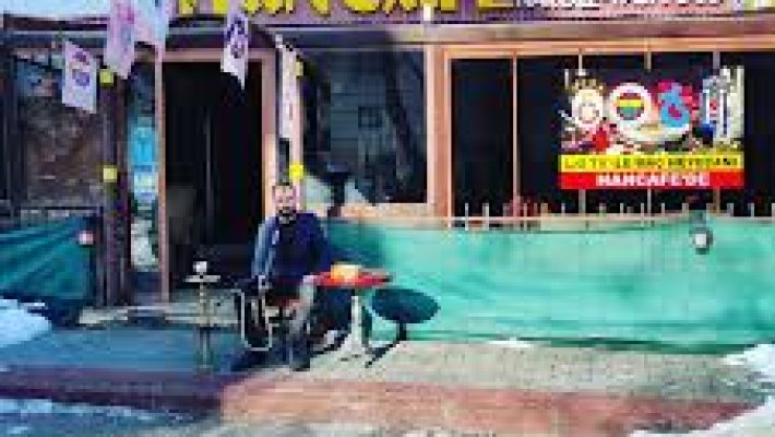 Han Cafe & Nargile Alanya’nın loş ışıklı oturma alanı ve masada servis edilen nargile takımı