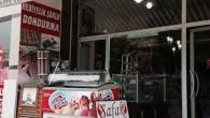 Şafak Pastanesi Alanya’da taze yaş pasta ve günlük çıkan unlu mamuller vitrini