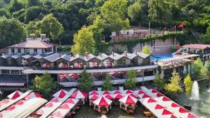 Dim Çayı Otantik Göl Piknik’te su üstü kamelyalarda göl manzaralı doğayla iç içe piknik alanı.