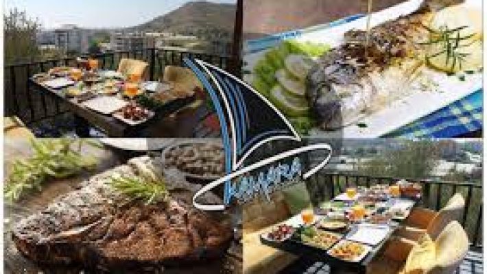 Kamara Bistro & Cafe Alanya’da şık bir masa düzeninde sunulmuş kahvaltılık tabaklar, taze lezzetlerle dolu çeşitler; arka planda yeşil bahçe ve sıcak kafeterya ortamı yer alıyor.