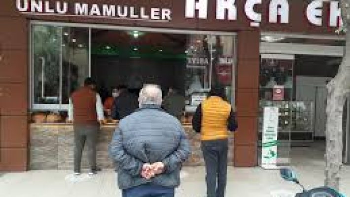 Akça Pastanesi önünde ürün seçimi için bekleyen halk.