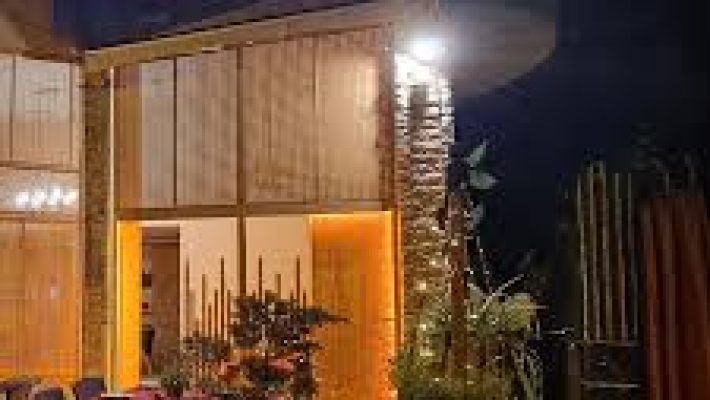 LANYA Restaurant Alanya’nın deniz manzaralı terasında şık masa düzeni ve gün batımı atmosferi