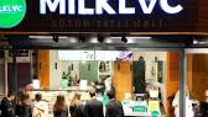 Gazipaşa’da Milklaç işletmesine ait ferah iç mekânda sunulan renkli milkshake, waffle ve tatlı tabakları