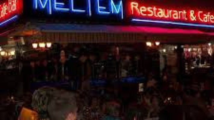 Meltem Cafe Restoran Alanya’nın gündüz saatlerinde deniz manzaralı açık hava oturma alanı ve zengin menüsüyle servis edilen sofralar