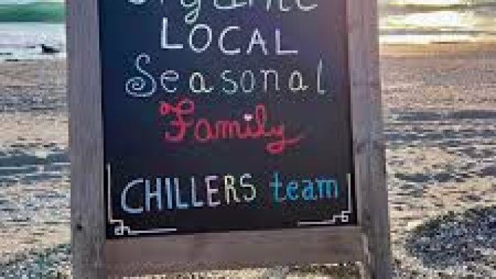 Chillers Beach Bar & Coastal Kitchen'da Akdeniz'e karşı konumlanmış sahil manzaralı masa, tropikal kokteyller ve şık yaz dekorasyonu eşliğinde gün batımı keyfi sunuyor.